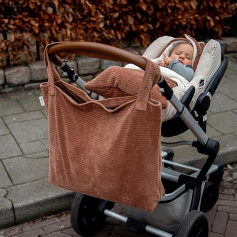 Een collage van verschillende luiertassen, waaronder de Jollein Puffed en de Joolz luierrugzak.