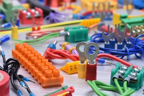 Een collage van diverse soorten technisch speelgoed geschikt voor 4-jarigen, zoals bouwsets, experimenteerkits en robotica.