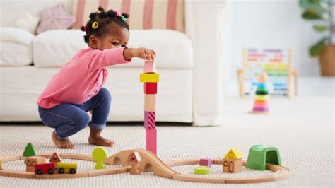 Illustratie die de ontwikkeling van fijne motoriek bij jonge kinderen toont, met voorbeelden van activiteiten zoals kralen rijgen en met blokken bouwen.