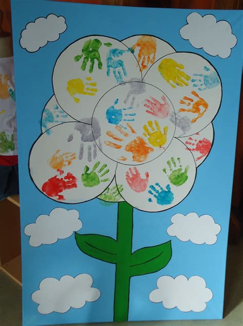 Illustratie van een babyhandje en -voetje afgedrukt met verf op papier, met daarnaast de geboortegegevens.