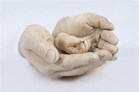 Een professioneel gemaakte bodycasting van een babyhandje, die de fijne details toont.