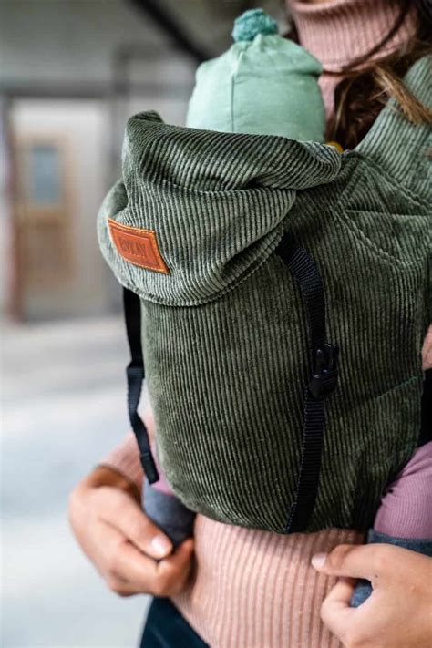 Collage van verschillende draagzakken die geschikt zijn voor plus-size ouders, met nadruk op verstelbare banden en lendensteun