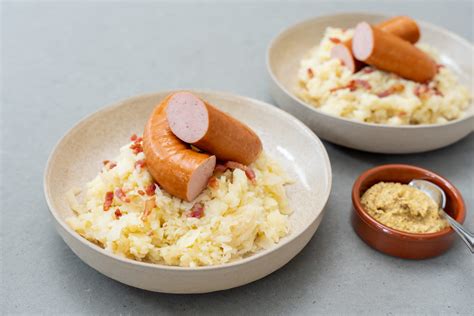 Illustratie van de ingrediënten voor zuurkoolstamppot: aardappelen, verse zuurkool, appel, kruidnagels.