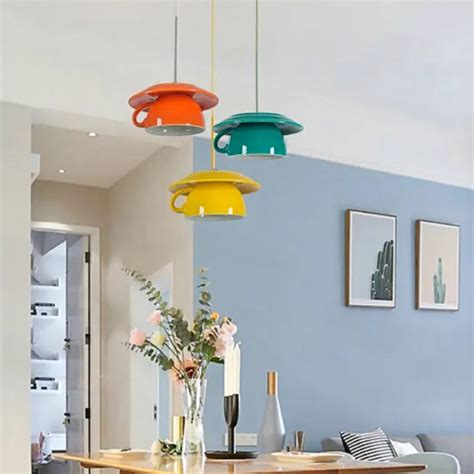 Een zelfgemaakte vogelvoeder gemaakt van een omgekeerd theekopje met een zitstokje.