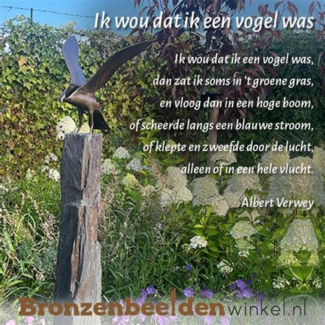 Een aquareltekening van een zee met lucht, waarop esdoornzaden zijn geplakt om vogels te symboliseren.