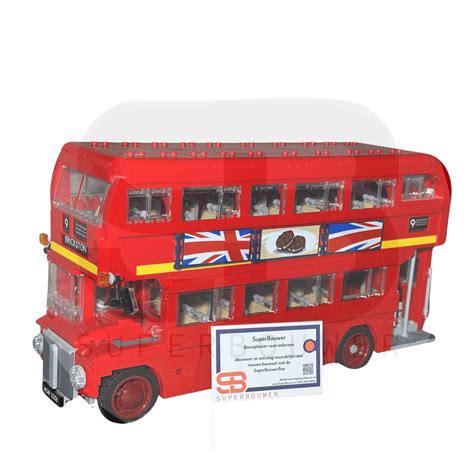 Collage van verschillende Londense bus speelgoed, waaronder LEGO, houten en metalen modellen