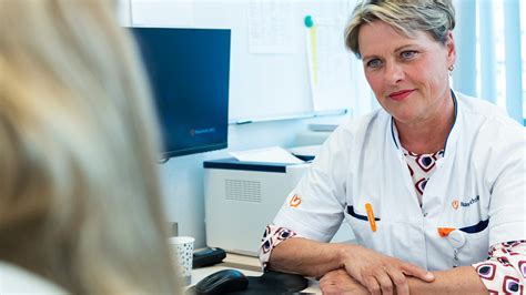 foto van een stuitpoli-afspraak met een gynaecoloog en een zwangere vrouw