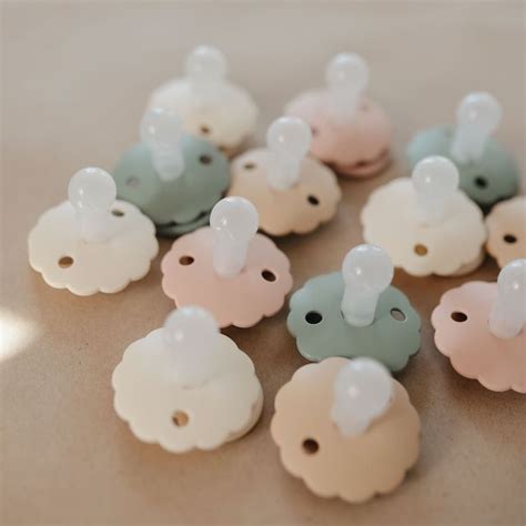 Overzicht van verschillende materialen voor spenen (siliconen, latex) met hun eigenschappen.