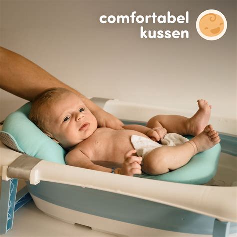 Illustratie van een baby die veilig in een speciaal ontworpen babybadje wordt gewassen.