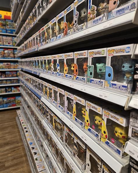 Collectie van Funko Pop figuren en Pokemon kaarten