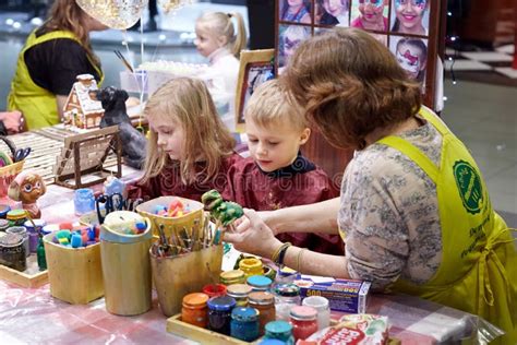 Kinderen die creatief bezig zijn met bijenwas krijtjes