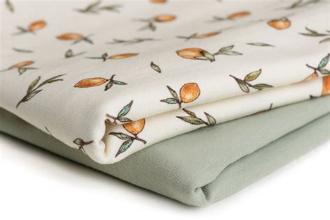 Diverse stoffen voor babyhoeslakens, met nadruk op katoen en jersey