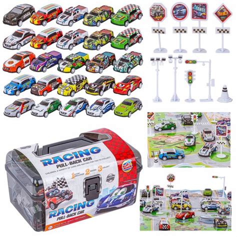 Collage van diverse speelgoedauto accessoires, zoals verkeersborden, racebanen en garages.