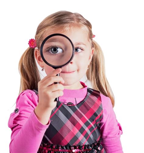 Kindergezicht met een vergrootglas over het oog