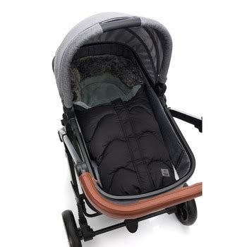 Illustratie van een baby in een kinderwagen met een warme voetenzak