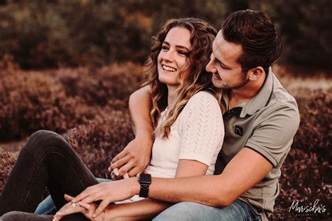 Illustratie van een koppel dat openhartig met elkaar praat, met symbolen van steun en begrip