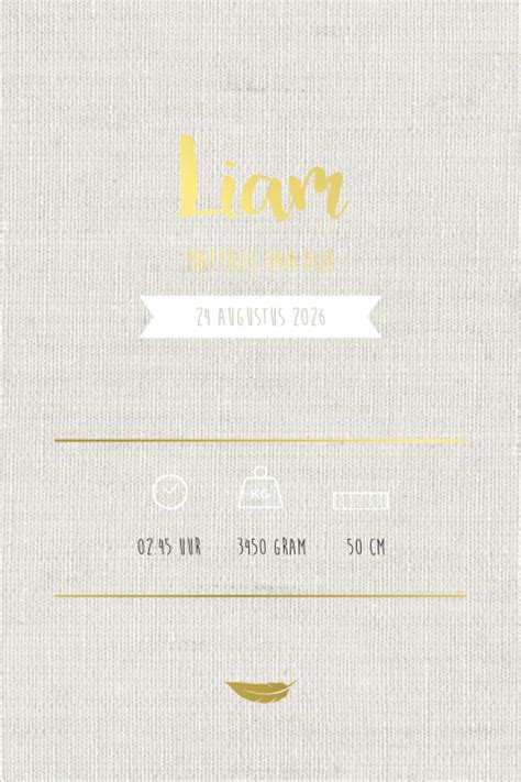 Close-up detail van de goudfolie op een geboorteposter, die de textuur van het bladgoudmetaal en het handgeschepte papier toont.
