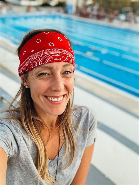 Illustratie van een gezin dat een kind erkent bij de burgerlijke stand.