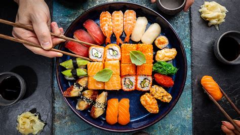 Collage van verschillende veilige sushivarianten voor zwangere vrouwen, zoals vegetarische sushi, sushi met omelet en sushi met gekookte garnalen.