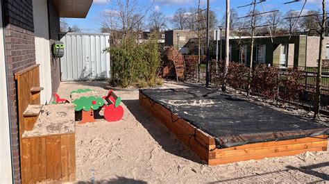 Buitenspeelplaats van Kinderdagverblijf Het Boerderijtje met zandbak en moestuin
