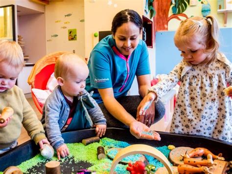 Foto van Simone en Jessica, de eigenaren van Kinderdagverblijf Het Boerderijtje
