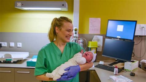 historische illustratie van een vroedvrouw