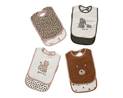 Collectie van verschillende babyproducten zoals slabbetjes en knuffels, deels gepersonaliseerd