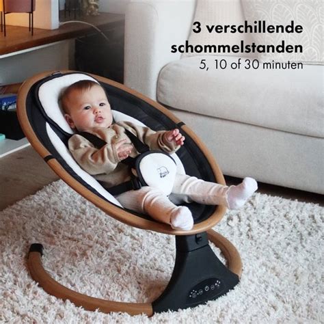 Baby in een houten wipstoel met zachte bekleding