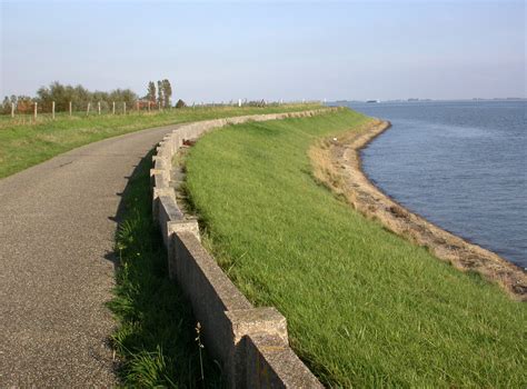 Landschap van Zeeland met dijken en bloemen