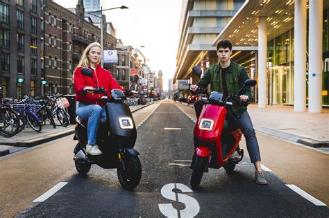 Elektrische scooter in een kustlandschap