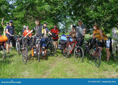 Groep fietsers op een dijk met op de achtergrond de zee