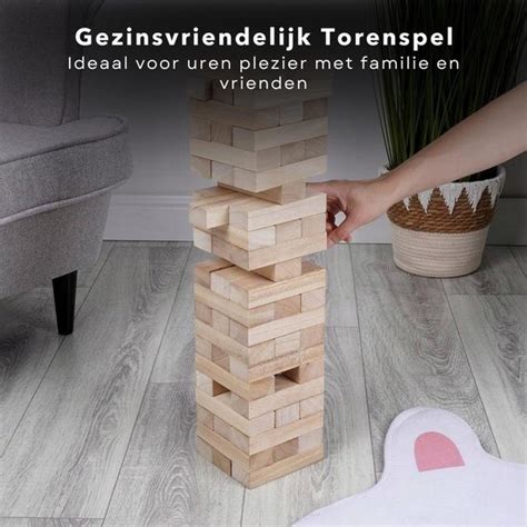 Kinderen die een houten stapeltoren bouwen