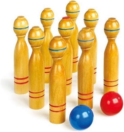 Gezin dat een houten kegelspel speelt in de tuin