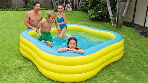 Illustratie van een gezin dat geniet van een opblaasbaar zwembad in de achtertuin