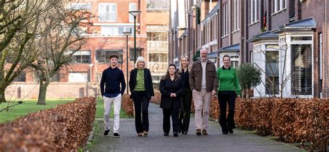 Stadspanorama van Helmond met nadruk op groene gebieden en speelgelegenheden