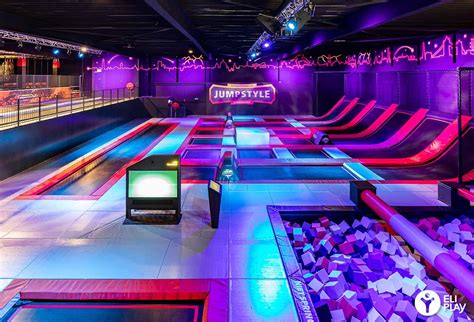 Foto van een trampolinepark met springende kinderen