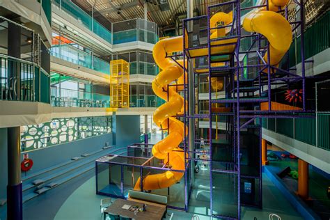 Interieurfoto van een kleurrijke indoorspeeltuin