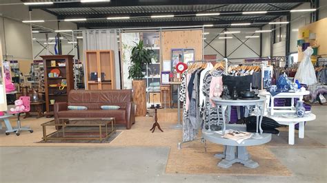 Interieurfoto van een ruim en goed ingericht kringloopwarenhuis.