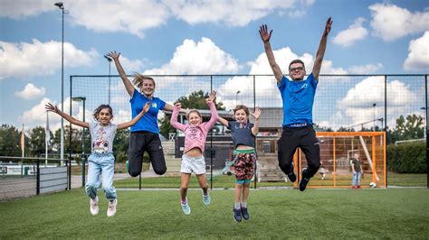 illustratie van een kind dat plezier heeft in sport