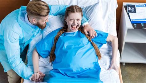 Illustratie van een moeder die emotioneel is na de bevalling.