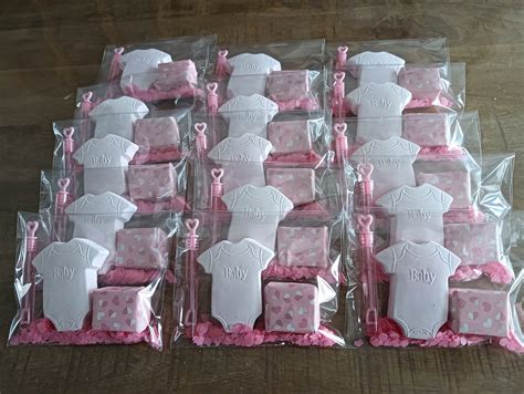 Voorbeelden van diverse doopsuikerverpakkingen en bedankjes.