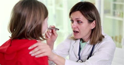 Illustratie van een jeugdverpleegkundige die een kind onderzoekt