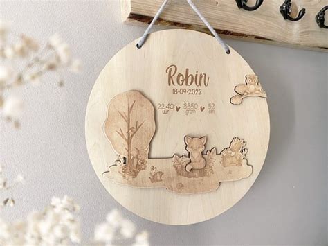 Foto van een gepersonaliseerd houten geboortebord met naam en geboortegegevens