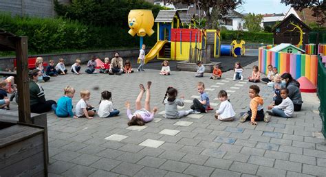 Foto van Villa Clementina met een speelplaats en kinderen
