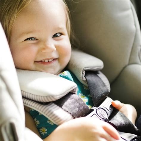 Illustratie van een baby in een Maxi-Cosi autostoeltje met de zonnekap bevestigd, die schaduw biedt.