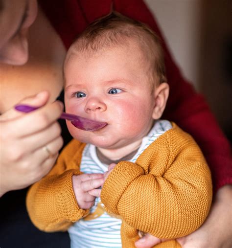 infographic die het principe van kleine hapjes communicatie illustreert, vergelijkbaar met het voeden van een baby