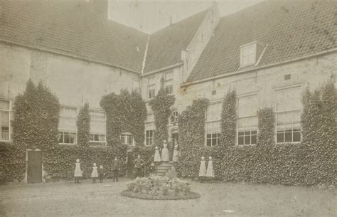 Sfeervolle gevel van het voormalige weeshuis waarin kinderdagverblijf De Platanen gevestigd is.