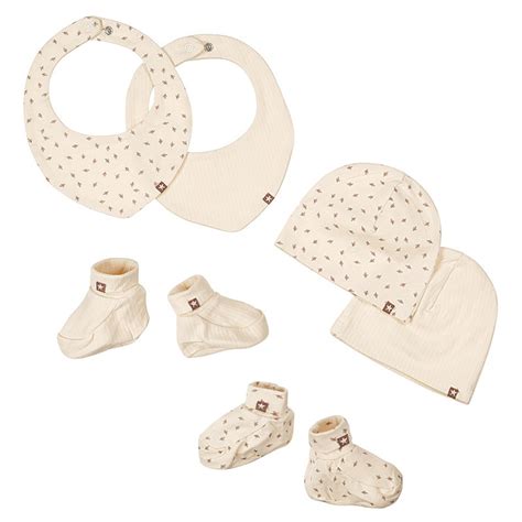 Vrolijke collage van babyaccessoires zoals mutsjes, slabbetjes, knuffeldoeken en sokjes.