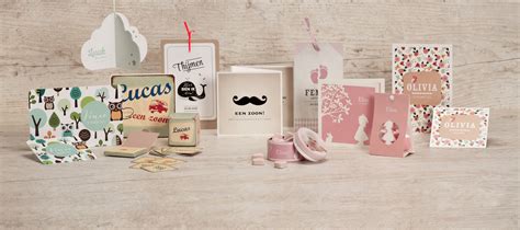 Een collage van verschillende geboortekaartjes met silhouet-illustraties van wiegjes in combinatie met andere elementen zoals sterren, de maan en broertjes/zusjes.