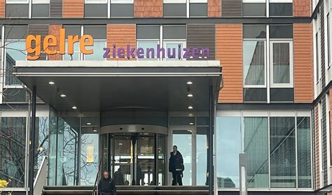 Foto van de buitenkant van het Gelre Ziekenhuis, met nadruk op de afdeling verloskunde